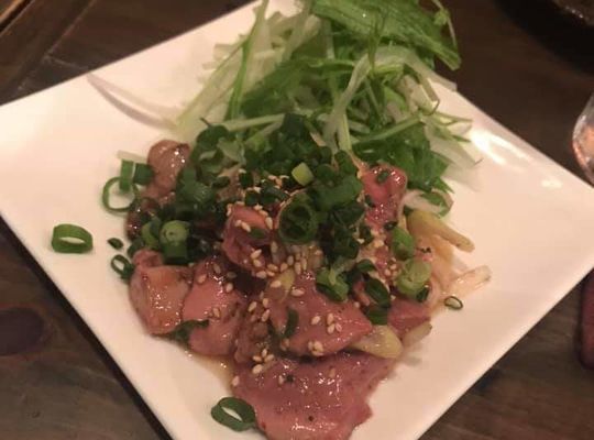 名物の白レバーたたき